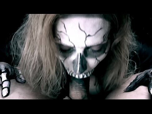❤️ Demona knabino suĉanta kokon per sia nigra buŝo kaj glutante kumon. ❤ Porno fb ĉe ni ﹏