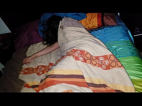 ❤️ Vicfilo kritikante sian junan duonpatrinon dum ŝi dormas. ❤ Porno fb ĉe ni ﹏
